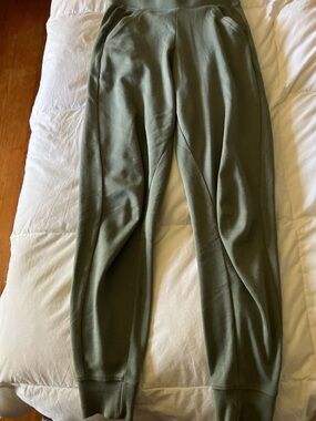 NWOT Pact airplane joggers